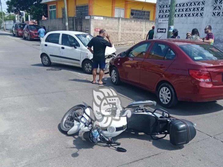 Mujer al volante se queda sin frenos e impacta a cobrador