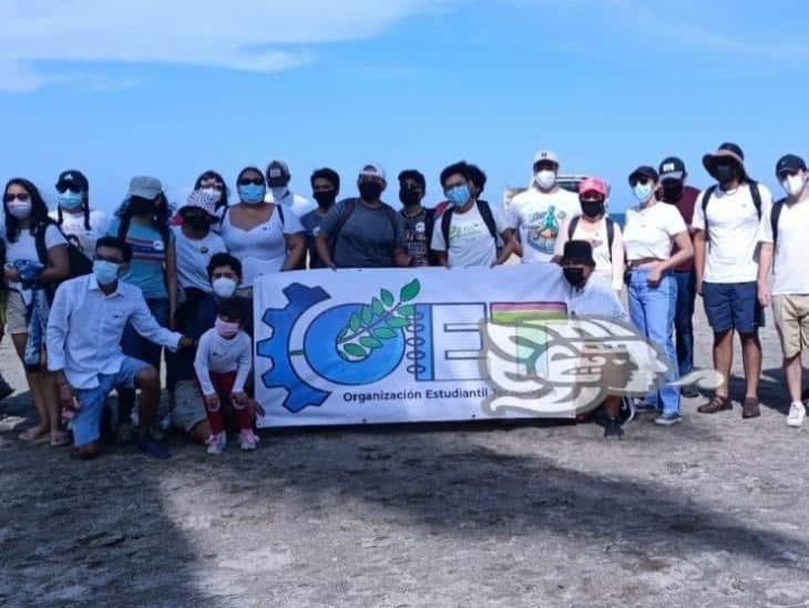 Limpian playas estudiantes del Tecno de Veracruz