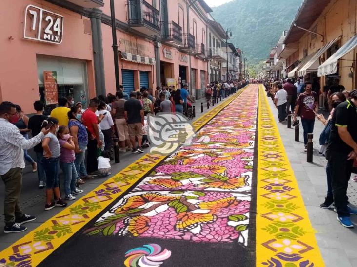 Artesanos engalanan calles de Orizaba con tapetes de aserrín, en honor a San Miguel