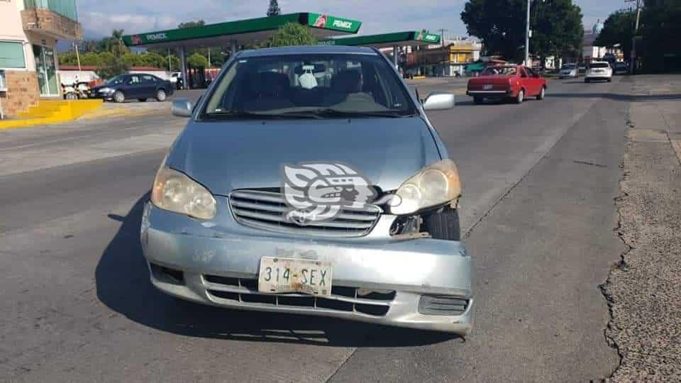 Motociclista resulta con golpes al chocar con un auto en Coatepec