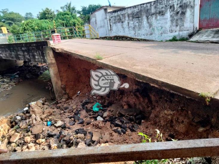 A punto del colapsar puente que comunica colonias de Minatitlán