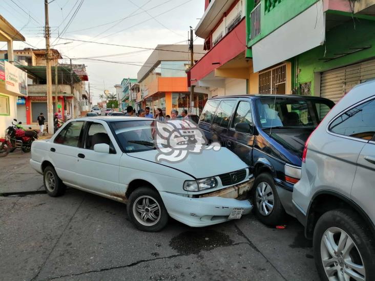 Ebrio conductor se quedó dormido y causa accidente en Acayucan