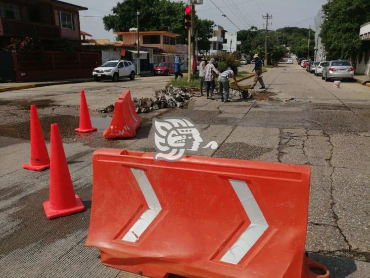 Continúan arreglando losas en avenidas de Coatzacoalcos