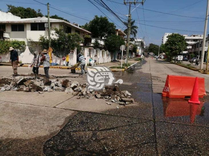 Continúan arreglando losas en avenidas de Coatzacoalcos