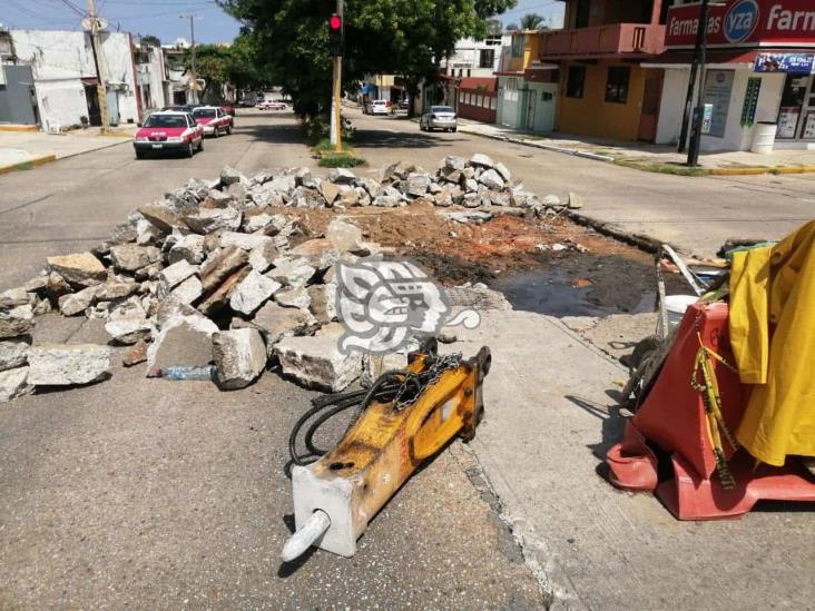 Continúan arreglando losas en avenidas de Coatzacoalcos