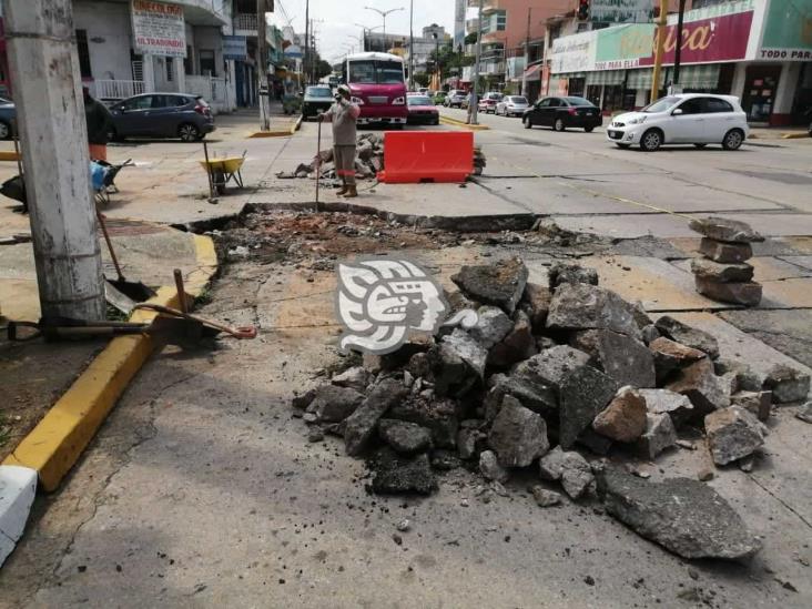 Continúan arreglando losas en avenidas de Coatzacoalcos