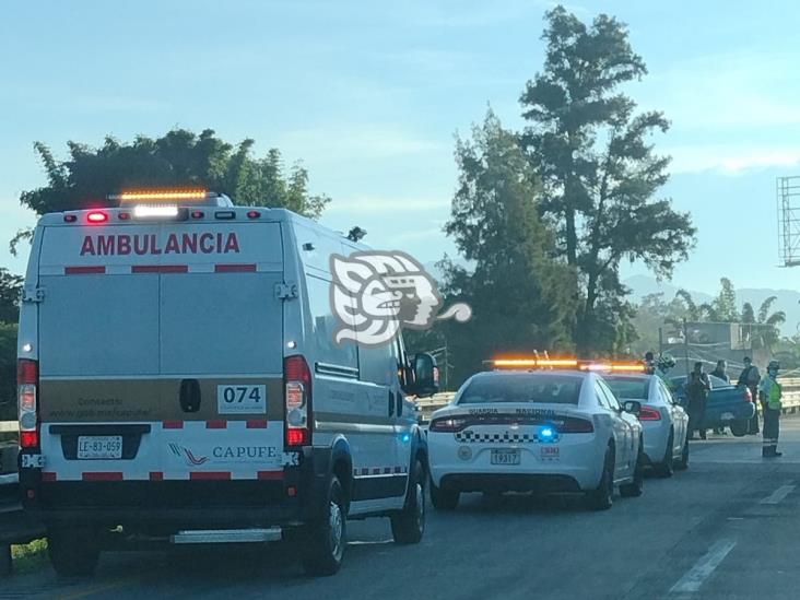 Vehículo choca contra muro de contención en la autopista Puebla-Córdoba
