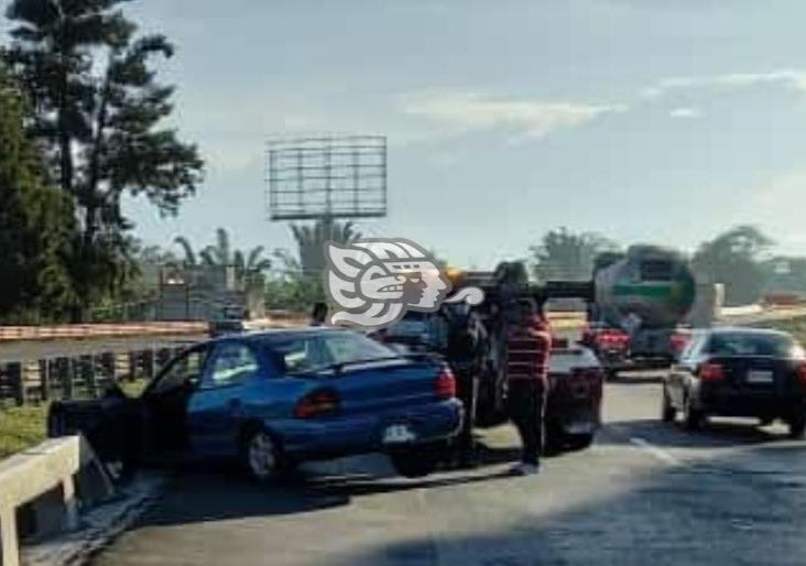 Vehículo choca contra muro de contención en la autopista Puebla-Córdoba