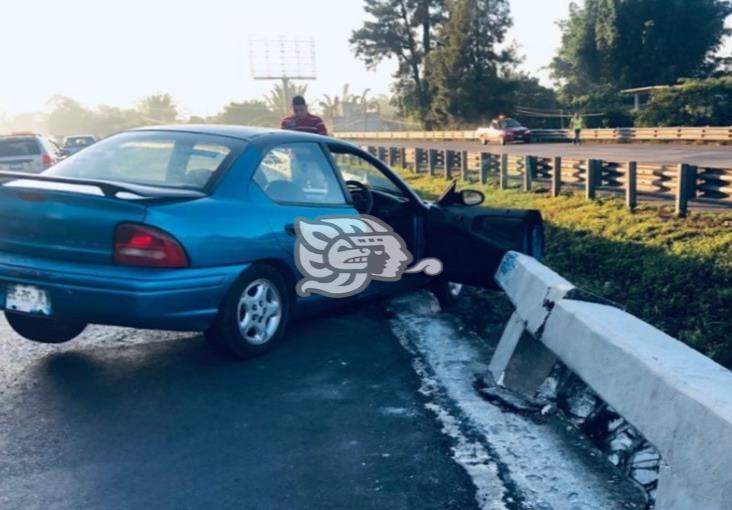 Vehículo choca contra muro de contención en la autopista Puebla-Córdoba