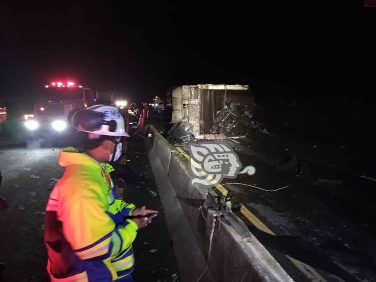 Arde tráiler tras volcar en libramiento de Xalapa- Perote, muere conductor calcinado