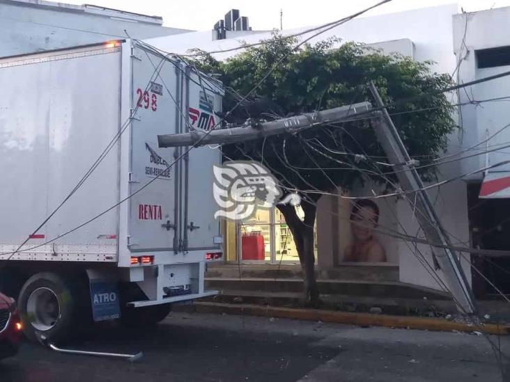 Tráiler jala líneas de Telmex, CFE y Megacable y derriba tres postes Xalapa