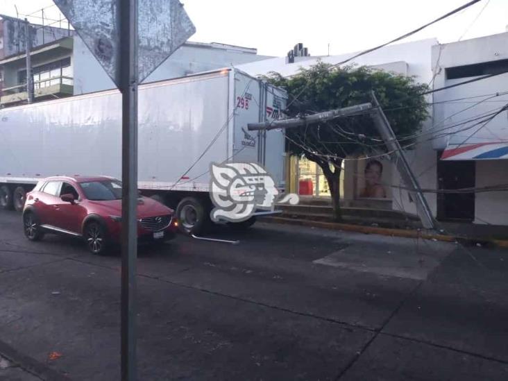 Tráiler jala líneas de Telmex, CFE y Megacable y derriba tres postes Xalapa