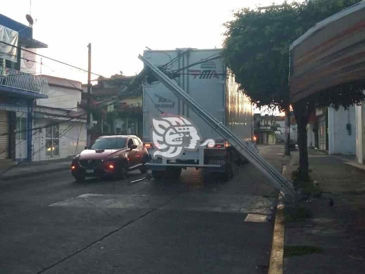 Tráiler jala líneas de Telmex, CFE y Megacable y derriba tres postes Xalapa