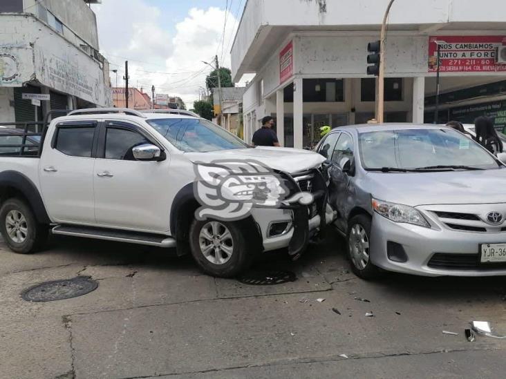 Fuerte choque en la Justo Sierra de Minatitlán; mujer herida