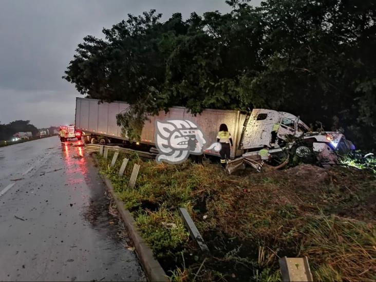 Tractocamión se salió de la autopista Cosoleacaque-La Tinaja