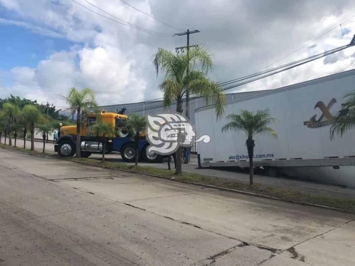 Se desprende caja de tráiler en la carretera Córdoba-Amatlán; no hay lesionados