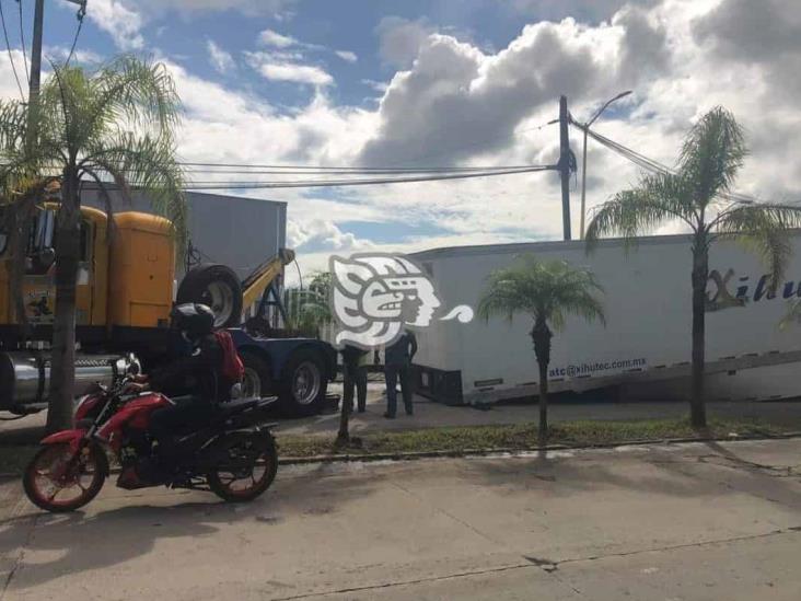 Se desprende caja de tráiler en la carretera Córdoba-Amatlán; no hay lesionados