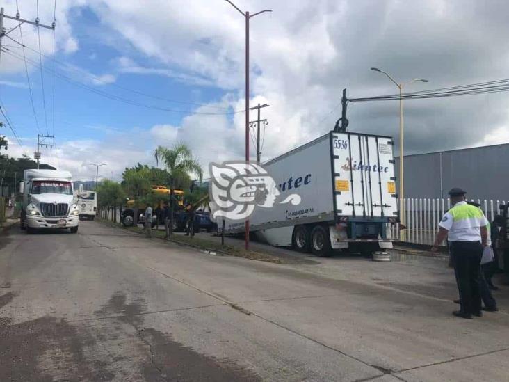 Se desprende caja de tráiler en la carretera Córdoba-Amatlán; no hay lesionados