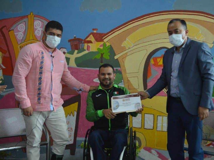 Reconocen a atleta xalapeño paralímpico; le otorgan beca de 100%