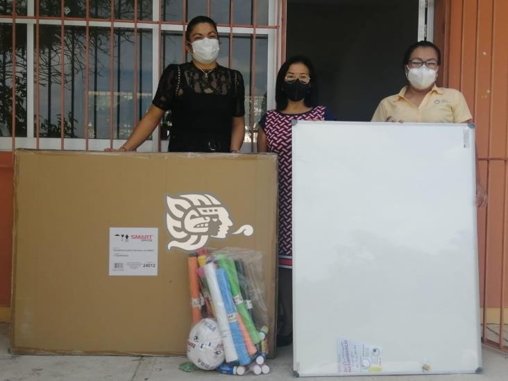 Ayuntamiento de Minatitlán apoya desarrollo de actividades escolares