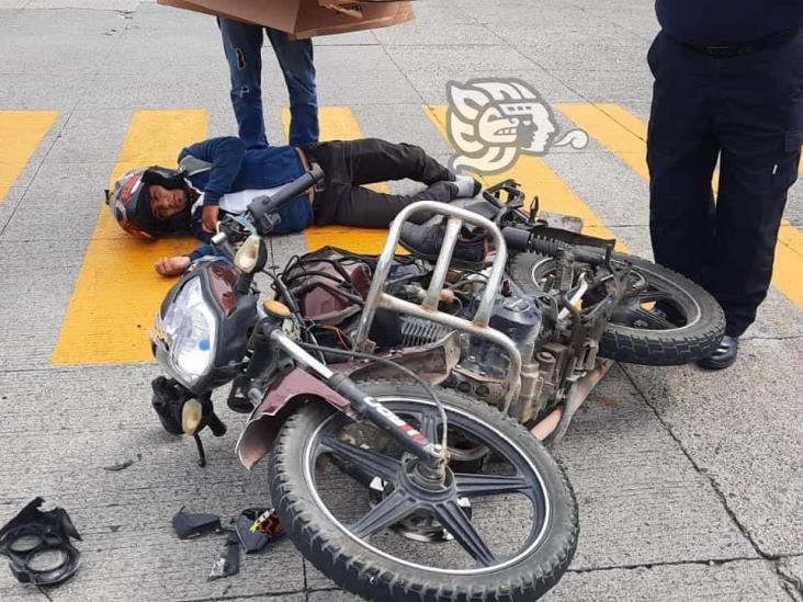 Se lesiona motociclista tras ser impactado por vehículo particular