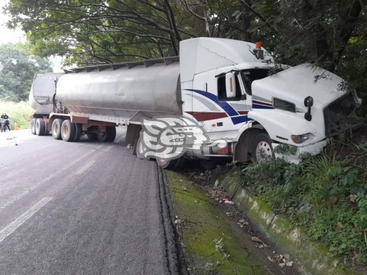 Chocan tráiler y automóvil en La Tinaja-Ciudad Alemán; un herido