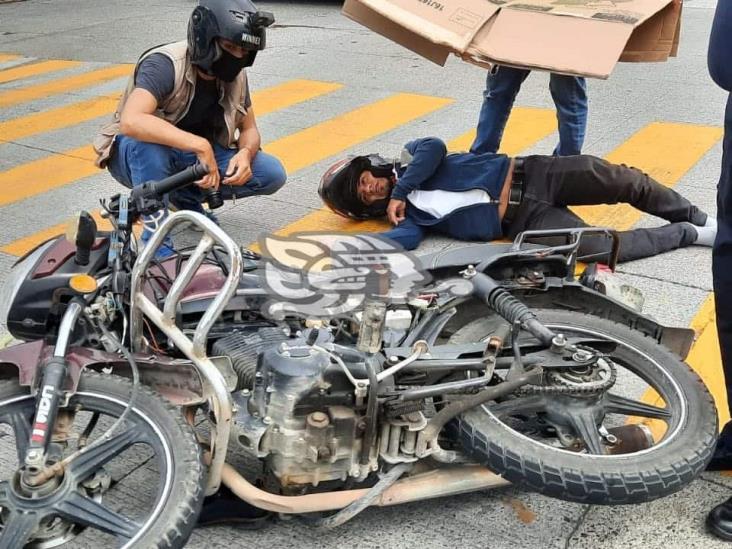 Se lesiona motociclista tras ser impactado por vehículo particular