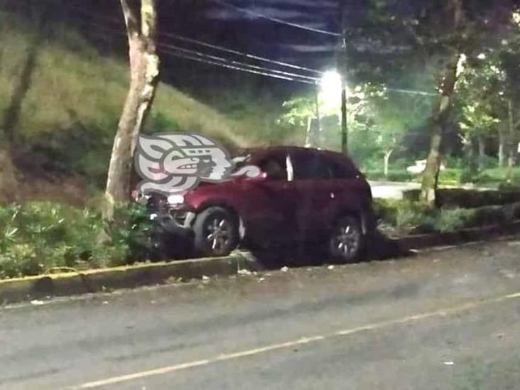 Choca su camioneta contra un árbol en Murillo Vidal, en Xalapa