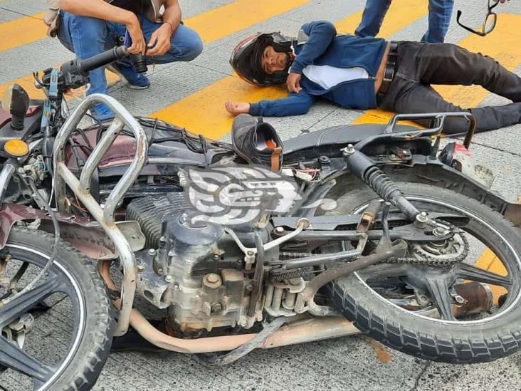 Se lesiona motociclista tras ser impactado por vehículo particular