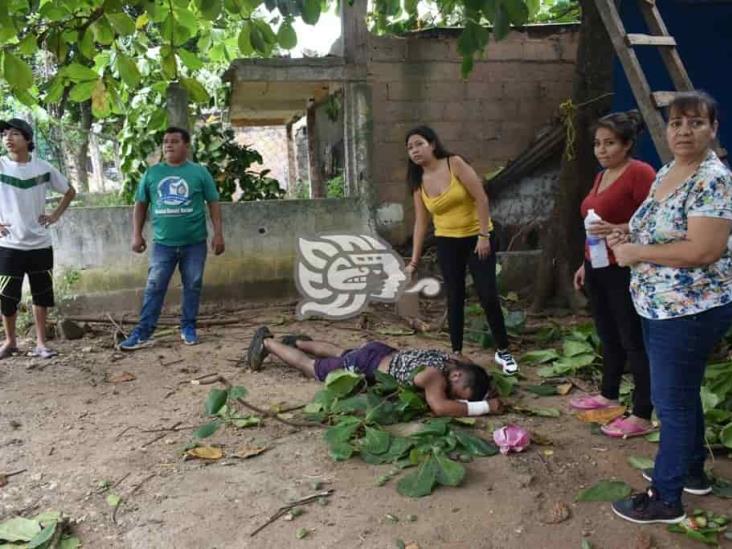 El Changoleón cae desde 6 metros al desramar árbol en Acayucan 