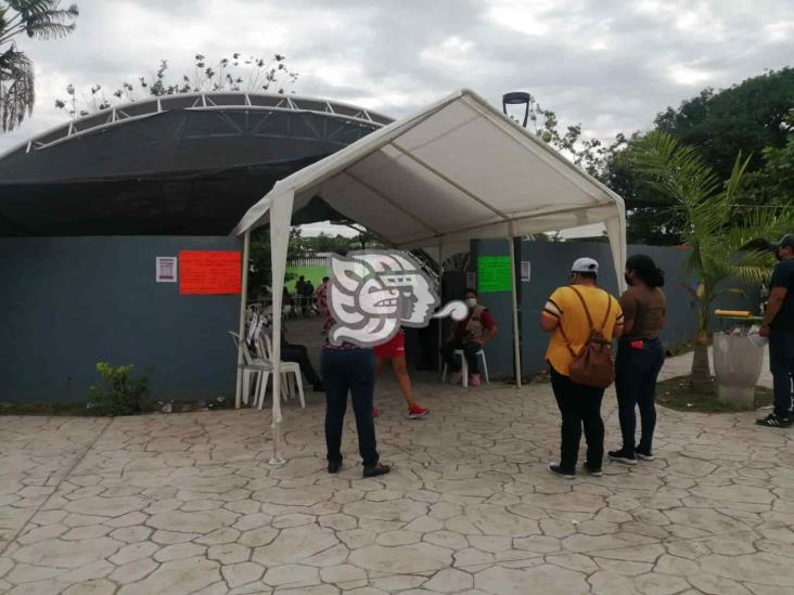 Jóvenes de Medellín asisten por primera dosis de AstraZeneca