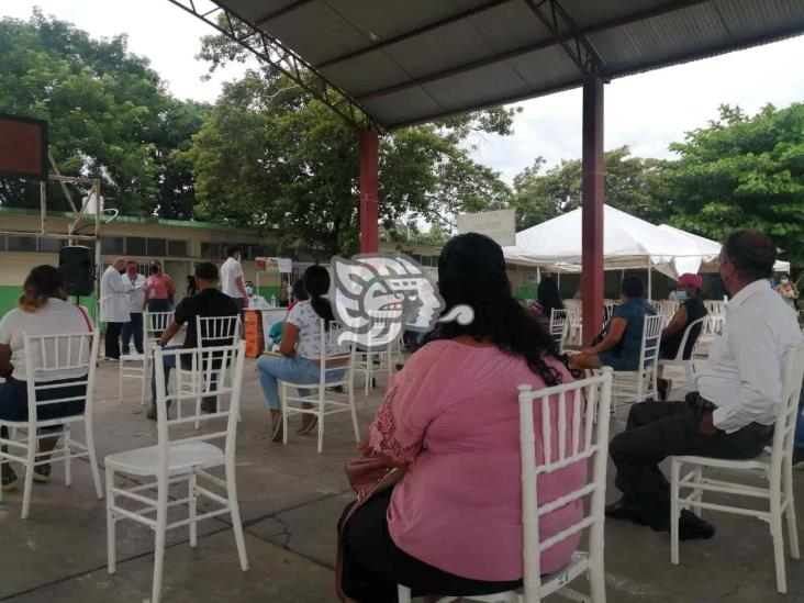 Jóvenes de Medellín asisten por primera dosis de AstraZeneca