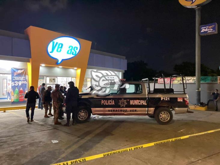 Robo frustrado a tienda deja ladrón muerto y 2 policías heridos en Playa Linda
