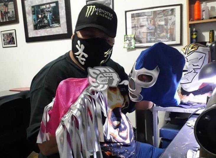 Exluchador xalapeño continúa en el deporte, ahora con el diseño de máscaras