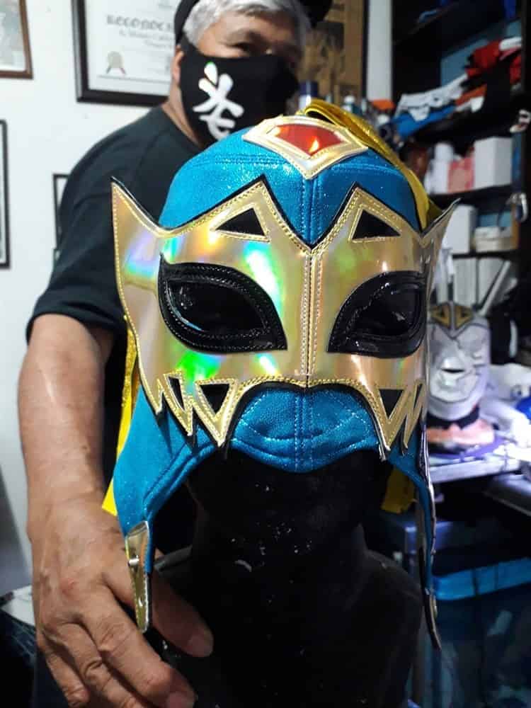 Exluchador xalapeño continúa en el deporte, ahora con el diseño de máscaras