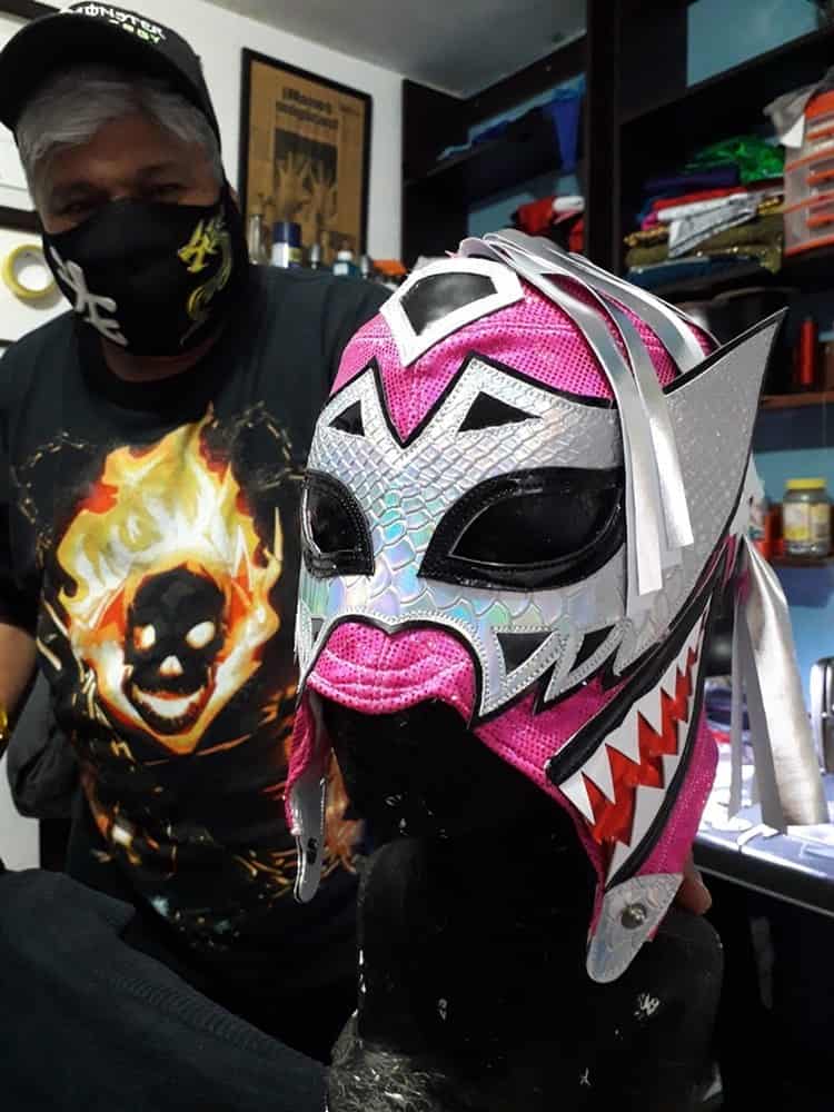 Exluchador xalapeño continúa en el deporte, ahora con el diseño de máscaras