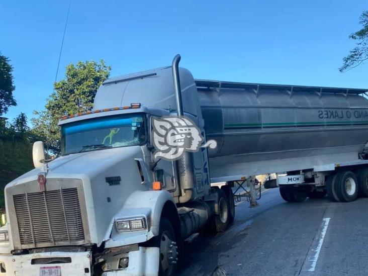 Chocan tráiler y camión de carga en autopista Puebla-Córdoba