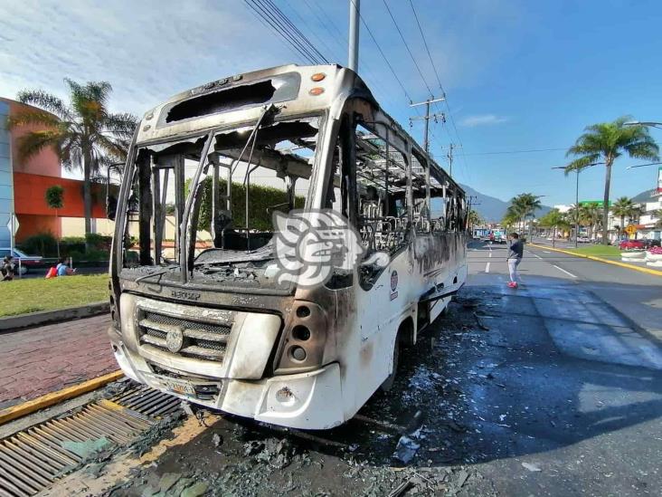 Tras falla eléctrica, se incendia autobús en Centro de Orizaba