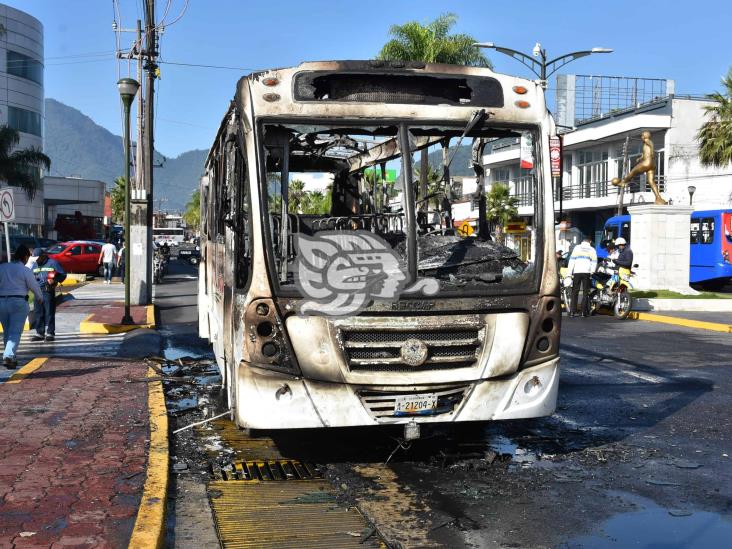 Tras falla eléctrica, se incendia autobús en Centro de Orizaba