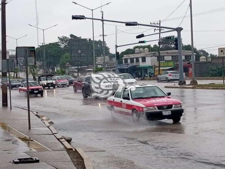 Torrenciales aguaceros encharcan calles de Minatitlán