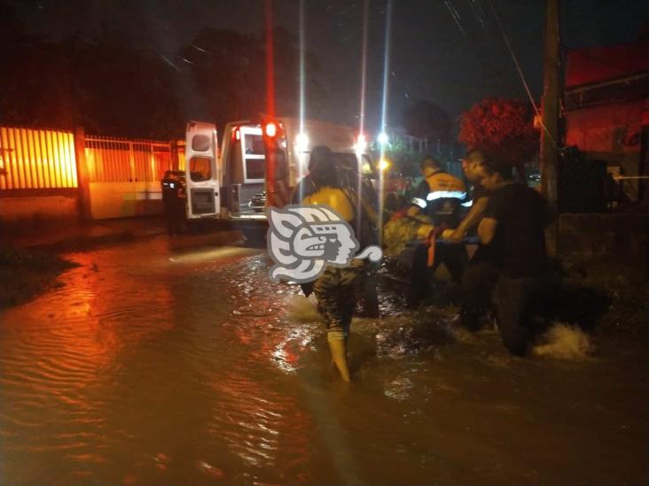 Rescata PC a mujer en vivienda inundada en la Insurgentes