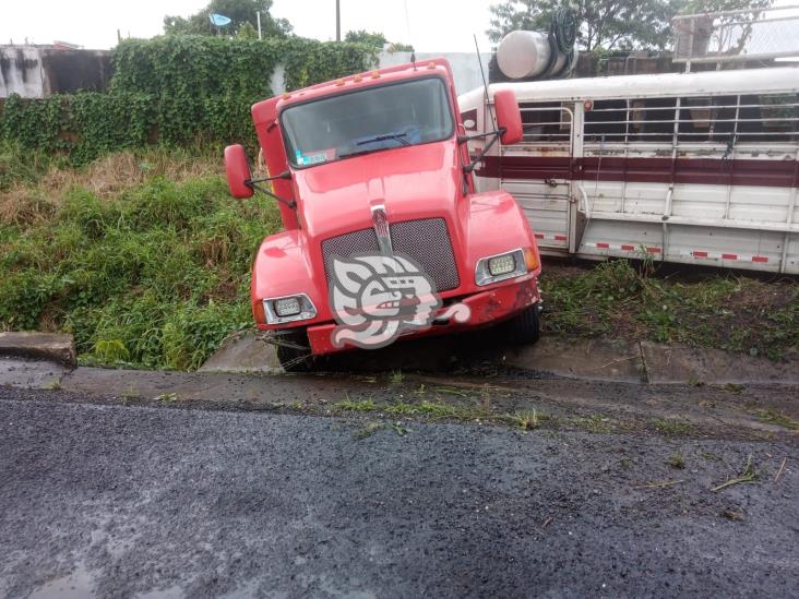 Tracto-camión quedó fuera de la autopista Cosoleacaque-Acayucan