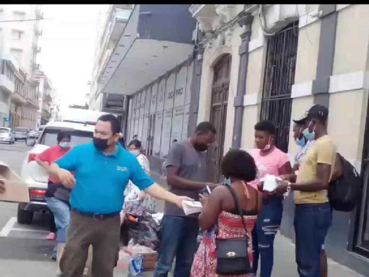 Entrega pastor víveres, ropa y biblias a haitianos en Veracruz