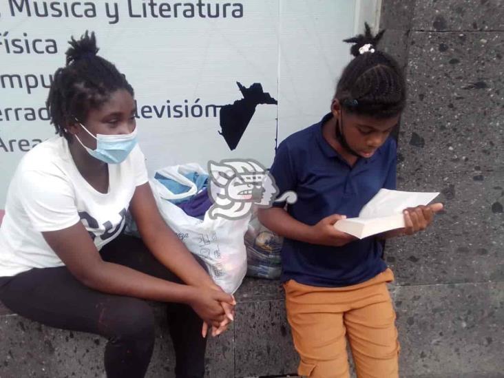 Entrega pastor víveres, ropa y biblias a haitianos en Veracruz