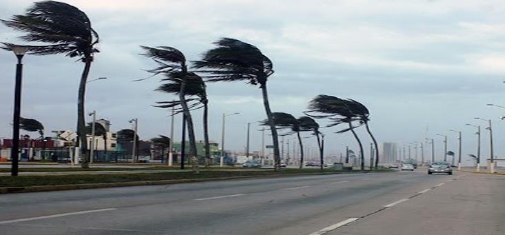 Vientos en puerto de Veracruz son causados por una línea frontal afirma meteorólogo