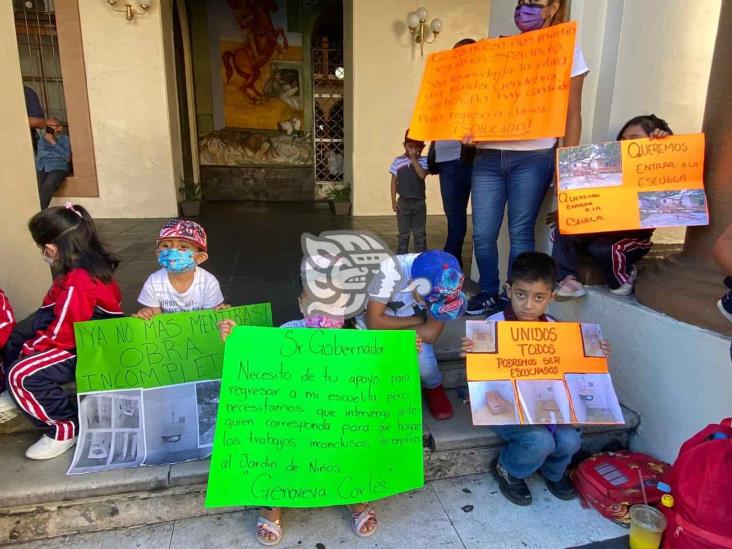 Padres de familia exigen reanudación de obras en Jardín de Niños ‘Genoveva Cortés’