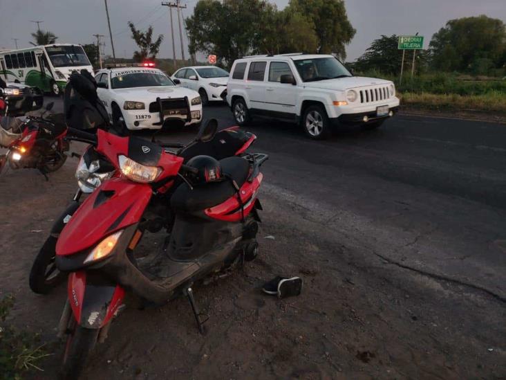 Mujer que viajaba en motocicleta resulta lesionada tras derrapar