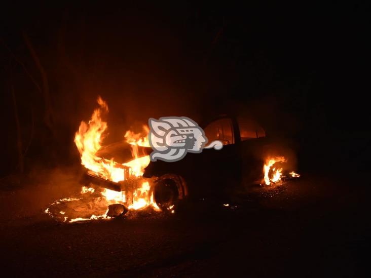 Incendian taxi sobre la Acayucan-Soteapan; presumen “levantón” 