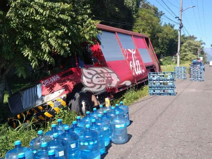 En Córdoba, camión refresquero termina entre la maleza por culpa de motociclistas