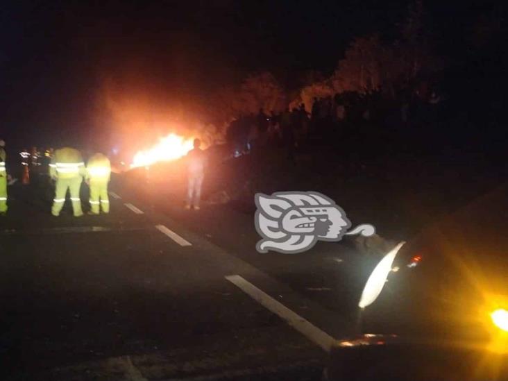 Volcadura e incendio de tráiler deja un herido en libramiento Xalapa- Perote